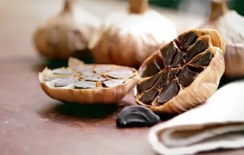 تصویر 3 از سیر سیاه اصفهان + خوش طعم و طبیعی